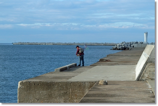 相馬港防波堤で釣りをする人