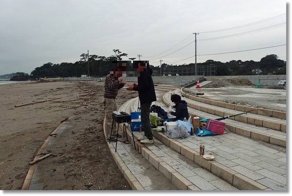 桂島海水浴場でバーベキューする人々