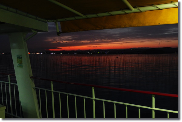 フェリーの甲板から見る、夕焼けの松島湾