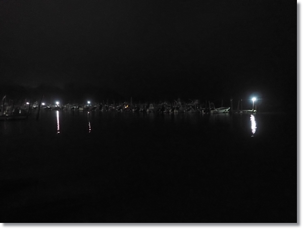 漁船が沢山係留されている夜の塩釜港