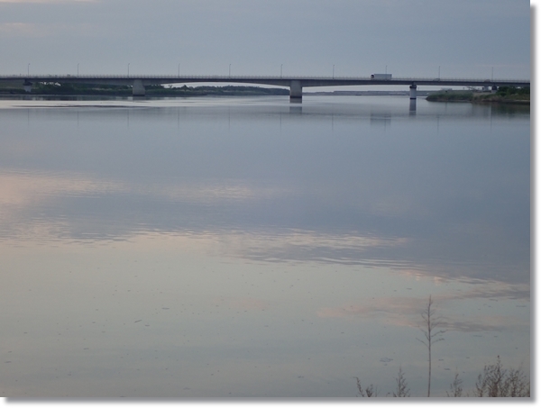 早朝の橋のある名取川の風景