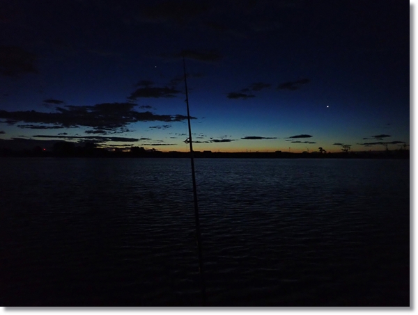 釣りをしながら眺める日の出前の名取川