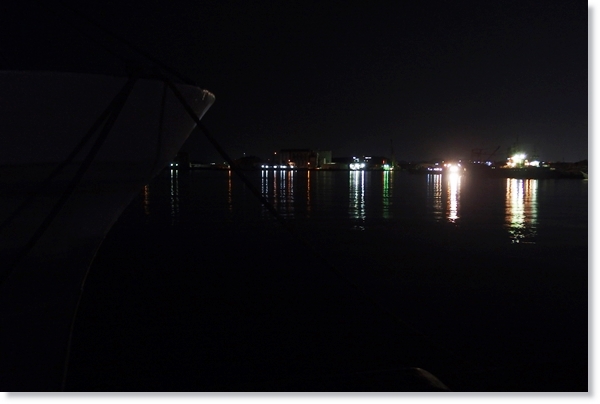夜の塩釜港から見た景色