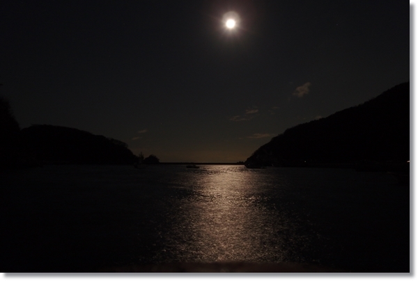 牡鹿半島から眺めた海を照らす満月