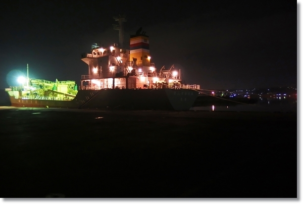夜の塩釜港に停泊している船