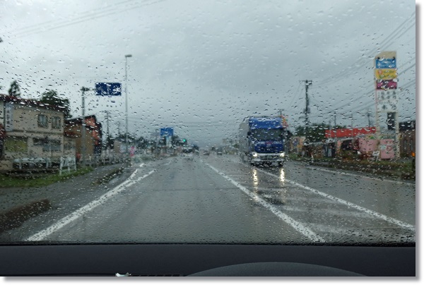 横手市を走る雨の日の車窓