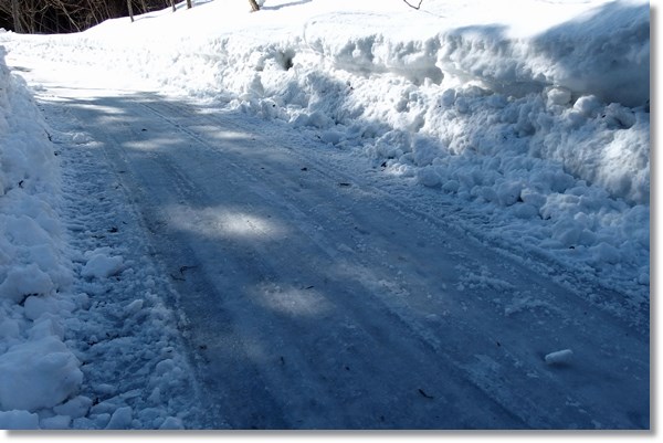雪が残る山間部の道路