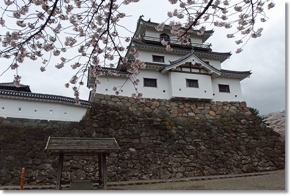 桜と白石城