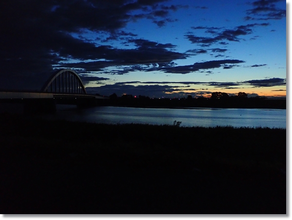 日の出に見える名取川と大橋