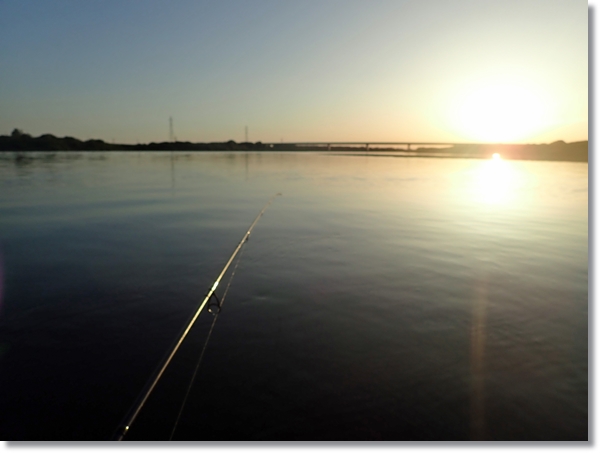 馬上川で釣りをしながら夕日の眺め