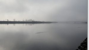 朝靄の中の名取川河口