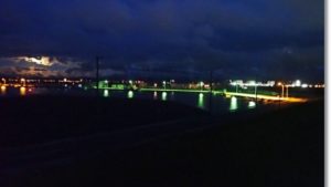 夜の堤防から眺めた閖上港